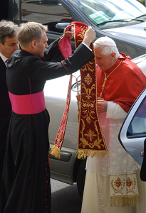 Georg Gänswein junto a Benedicto XVI